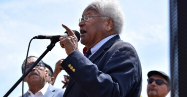 James Lawson at a picket against Ralph's supermarket in Los Angeles, 9 July 2019. Photo: @ufcw770 | flickr.com / Wikimedia Commons.