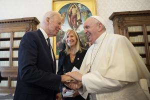 Biden: Pope told me that I should ‘keep receiving Communion’