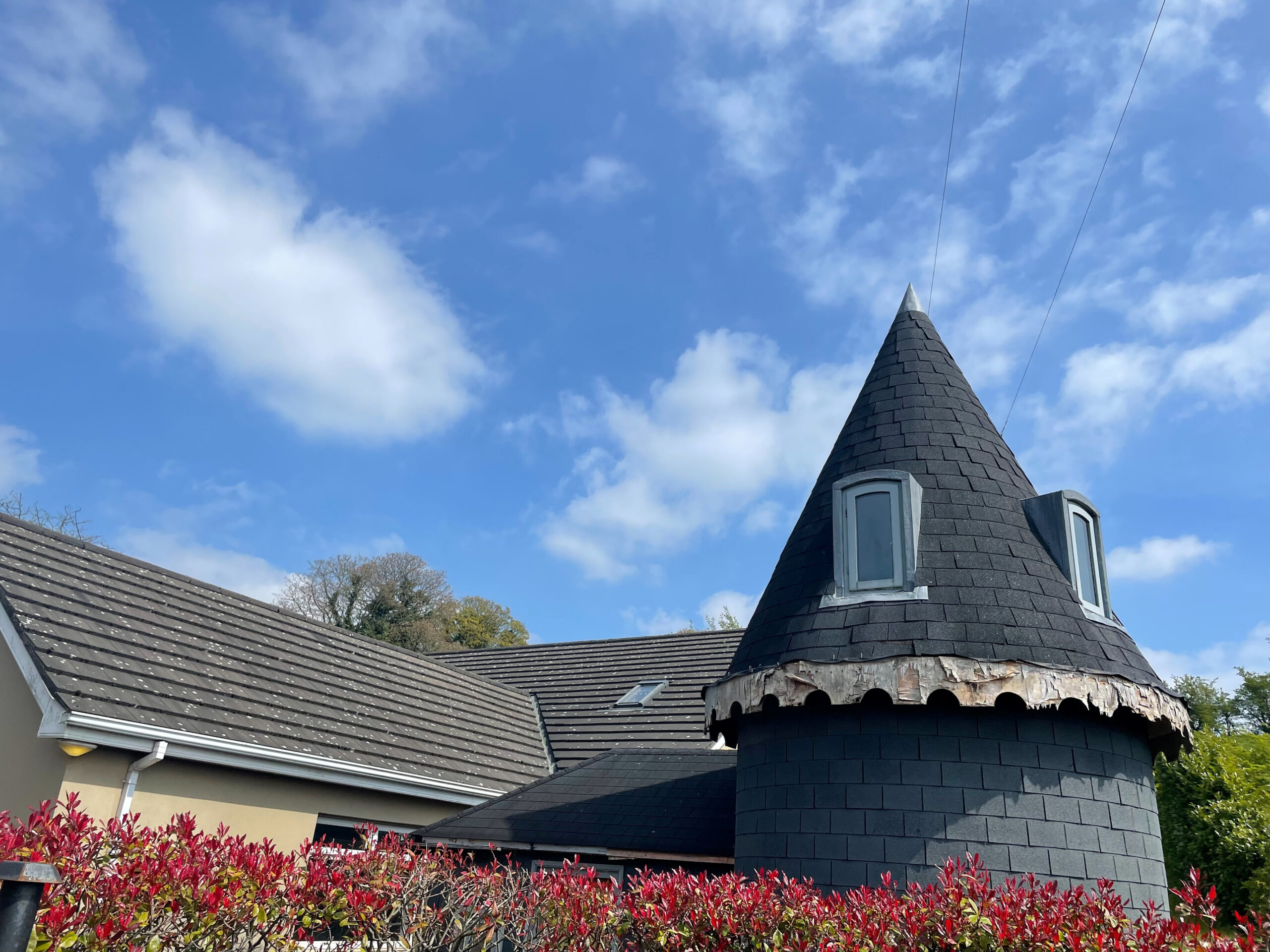 A Harry Potter superfan who begged her dad to build her own Hogwarts when she was nine still has the castle in the garden - 14 years later. (Fiona Jackson/Zenger)