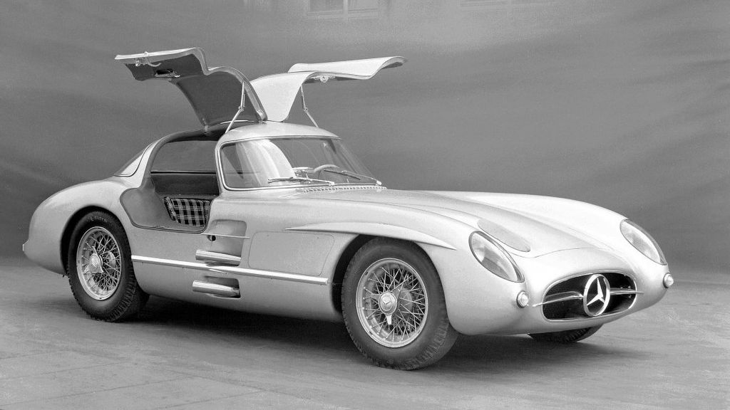 Historical photo of the legendary Mercedes-Benz 300 SLR Uhlenhaut Coupe. (Mercedes-Benz Group AG/Zenger)