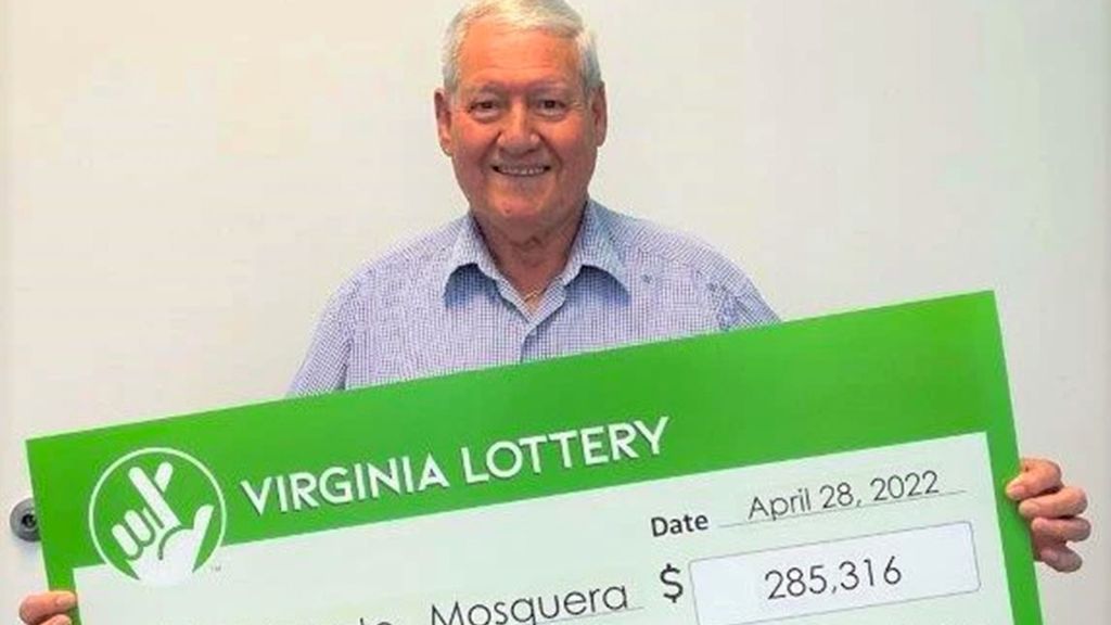 Vicente Mosquera, 82, waiter in an Italian restaurant won a jackpot of $285,316 using a combination someone told him years ago, on April 23, in Virginia Beach, USA. (Virginia Lottery/Zenger)