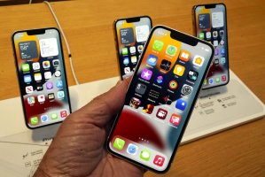 Apple announces security risk; experts advise haste with latest iPhone update