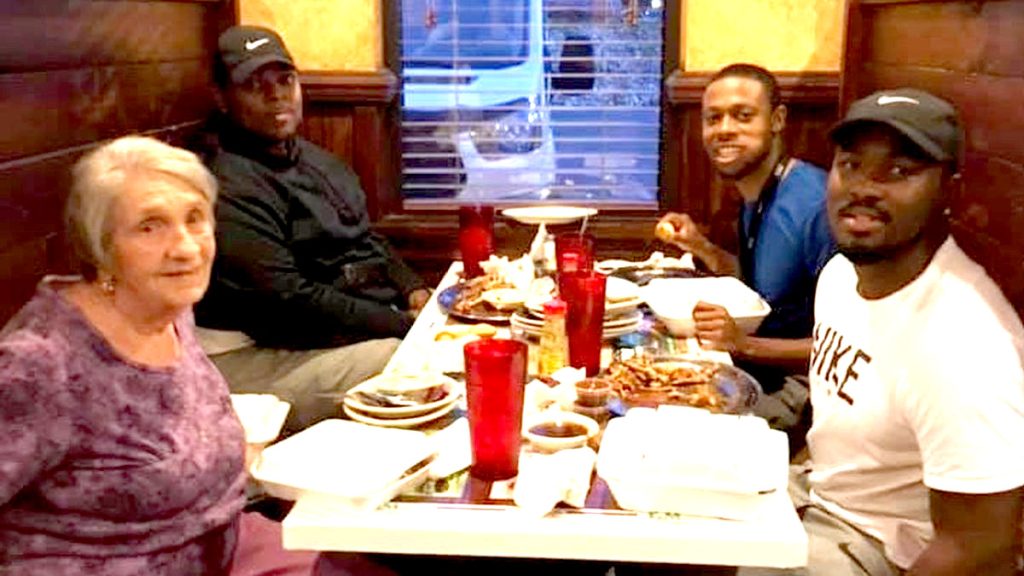 ALABAMA MEN INVITEWIDOWED WOMAN TOEAT WITH THEM, SPARKVIRAL MESSAGE ABOUTKINDNESS