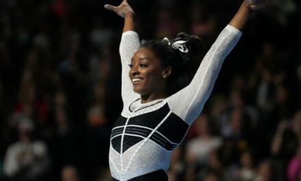 Simone Biles dazzles in her return from a 2-year hiatus to dominate the US Classic