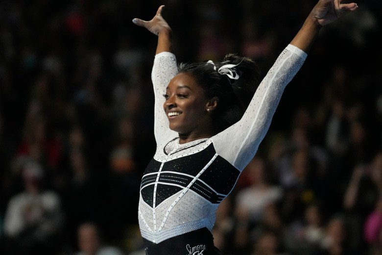 Simone Biles dazzles in her return from a 2-year hiatus to dominate the US Classic