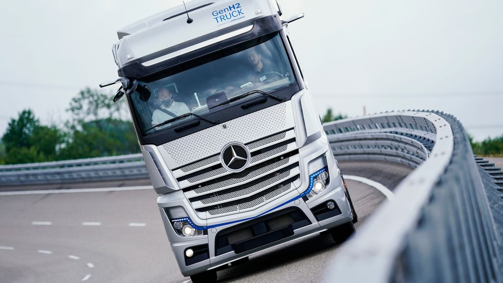 27 June 2022, Rhineland-Palatinate, Wörth am Rhein: A hydrogen test vehicle of the type GenH2 Truck Prototype 2 drives along a test track at the Wörth plant of truck manufacturer Daimler Truck. The hydrogen test vehicle GenH2 Truck Prototype 2 is presented there. Nikola Corporation (NASDAQ:a href=https://www.Zenger News.com/stock/NKLA#NASDAQNKLA/a) said on Thursday it had amassed more than 200 sales orders for its Class 8 a href=https://www.Zenger News.com/news/23/07/33483588/nikola-starts-production-of-saleable-hydrogen-fuel-cell-electric-trucks-with-500-mile-rangehydrogen fuel cell electric vehicles/a, as announced via its HYLA brand.  PHOTO BY UWE ANSPACH/GETTY IMAGES 