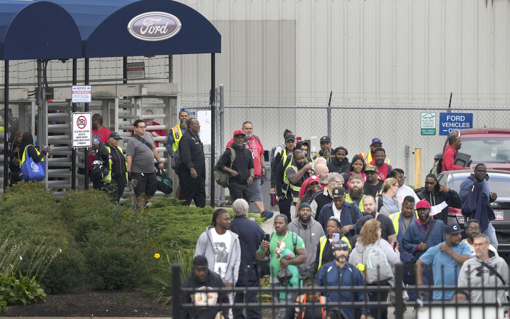 United Auto Workers strikes spread as 7,000 more workers at two plants join the picket line