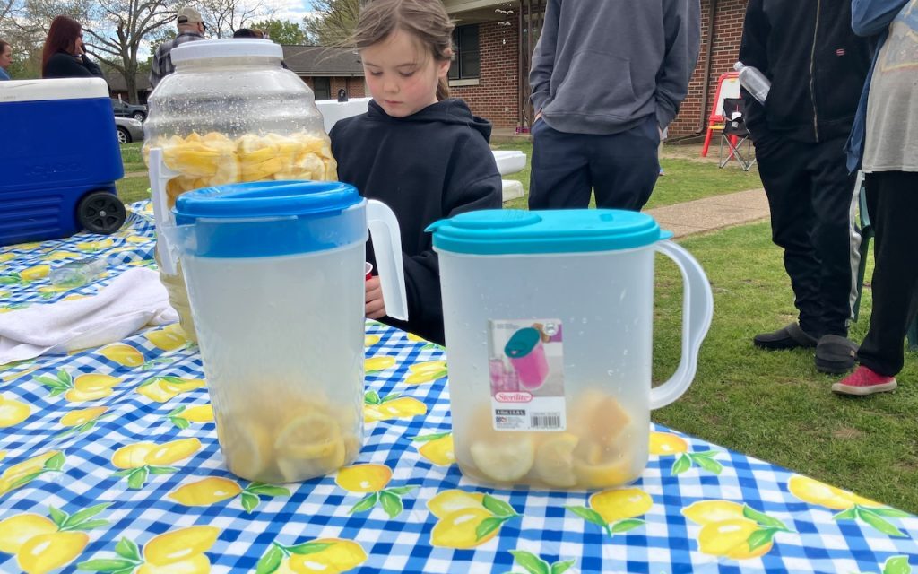 This Alabama 7-year-old started a lemonade stand to pay for her mother’s tombstone