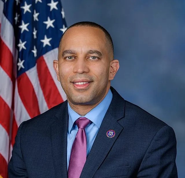 House Minority Leader Hakeem Jeffries condemns Justice Samuel Alito for upside-down flag, demands he recuse himself from Jan. 6 trials