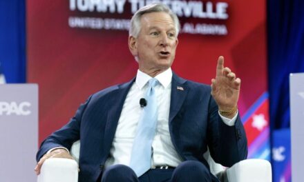 Sen. Tuberville Labels Zelenskyy a “Dictator,” Downplays Putin’s Actions in Ukraine