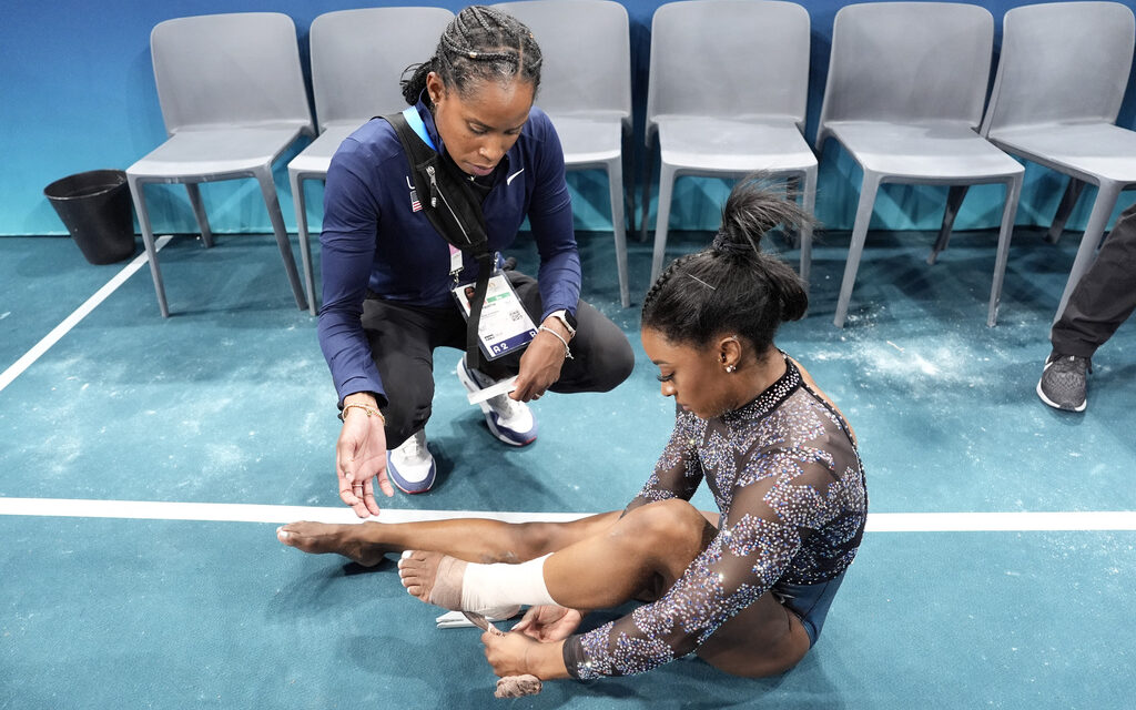 Simone Biles shakes off calf injury to dominate during Olympic gymnastics qualifying