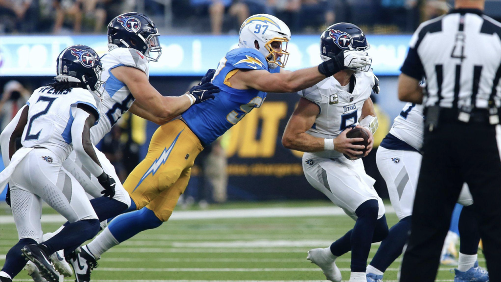 Chargers Extend Streak 27-17 Over Titans