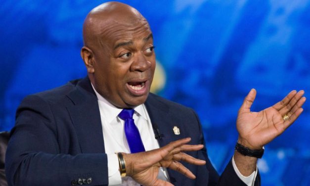 Newark mayor returns to immigration detention center days after trespassing arrest