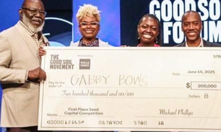 T.D. Jakes Presents Black Teen Inventor and Her Mom With $200K Grand Prize After Winning National Competition.