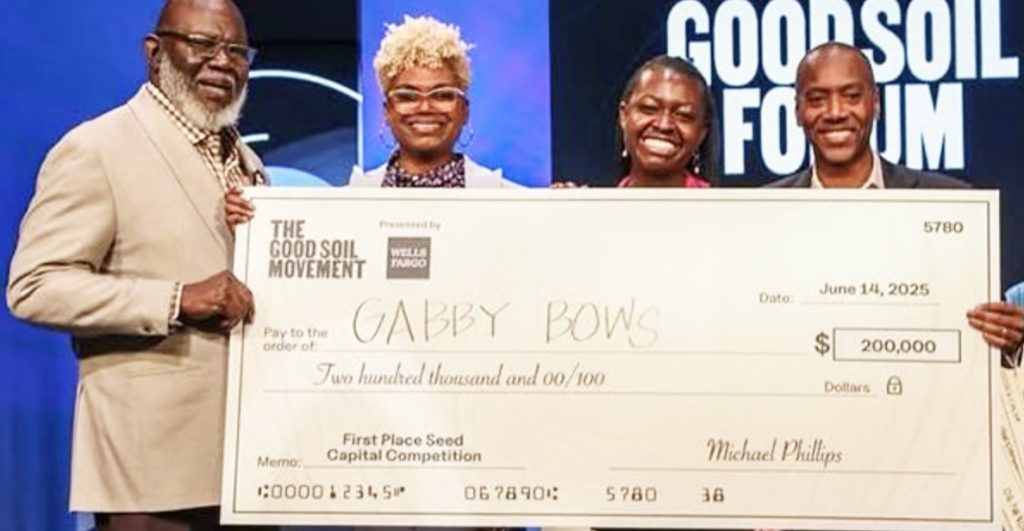 T.D. Jakes Presents Black Teen Inventor and Her Mom With $200K Grand Prize After Winning National Competition.