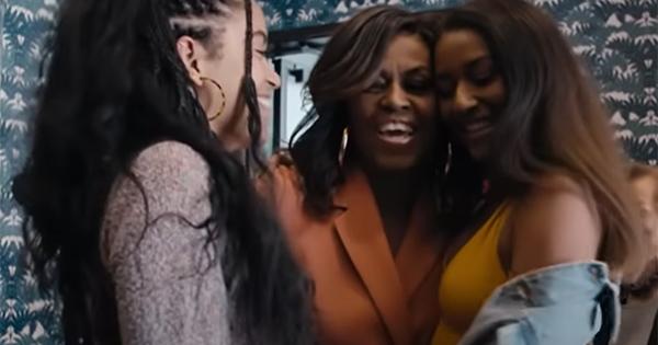 Malia Obama is Dropping Her Last Name, Her Mom Supports the Idea