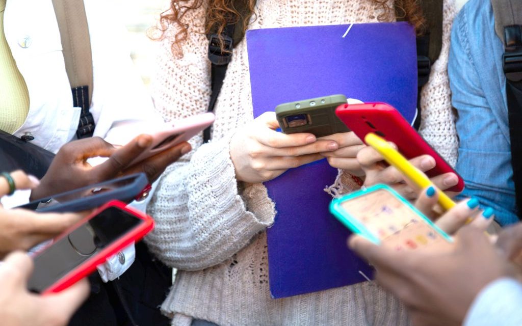 New Alabama Law Restricts Cellphones, Watches, and Earbuds in Classrooms