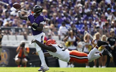 Jackson throws 4 TD passes, and the Ravens close strong in a 41-17 victory over the Browns