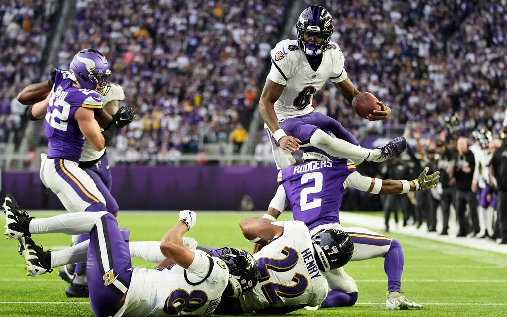 Ravens win 3rd straight game, get 3 takeaways to take down gaffe-prone Vikings 27-19