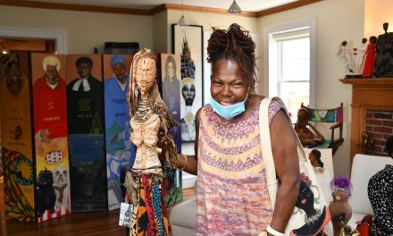 ‘Busy Bee’ Britton celebrates 35 years of holiday shopping tradition in D.C.