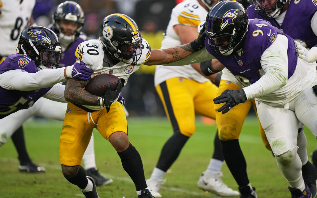 Late reversal helps Steelers hold on for 27-22 win over Ravens and sole possession of division lead