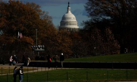 Nearly 100 former lawmakers call on House to ban stock trading by members of Congress