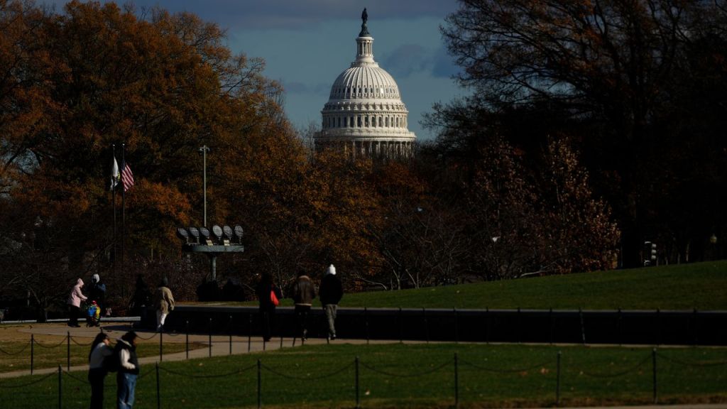 Nearly 100 former lawmakers call on House to ban stock trading by members of Congress